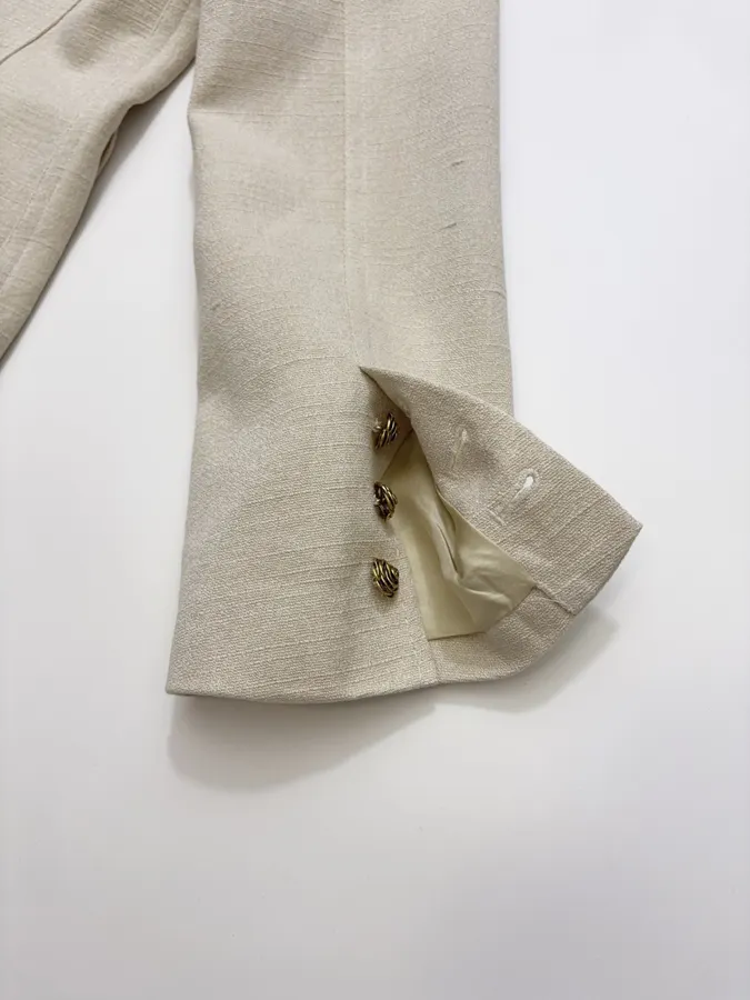 CHANEL Beige-tan collarless tweed jacket with vintage rose-gold buttons in 杏色, product view 23