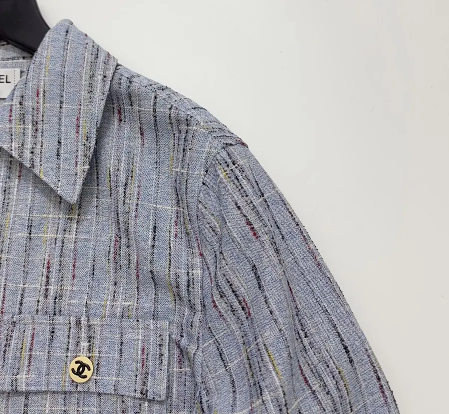 CHANEL 蓝色混色粗花呢衬衫外套｜金色扣翻领工装风小香风廓形上衣，蓝色，商品图 4