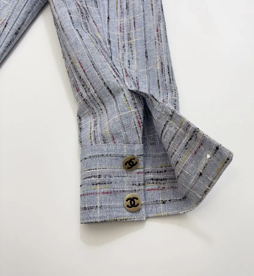 CHANEL 蓝色混色粗花呢衬衫外套｜金色扣翻领工装风小香风廓形上衣，蓝色，商品图 18