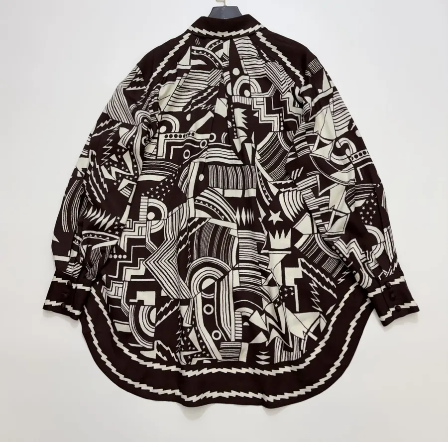 ALEMAIS Black and Ivory Geometric-Print Longline Shirt in Black and Ivory, product view 17